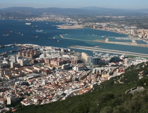 Gibraltar: Montage der Windsteueranlage Hydrovane